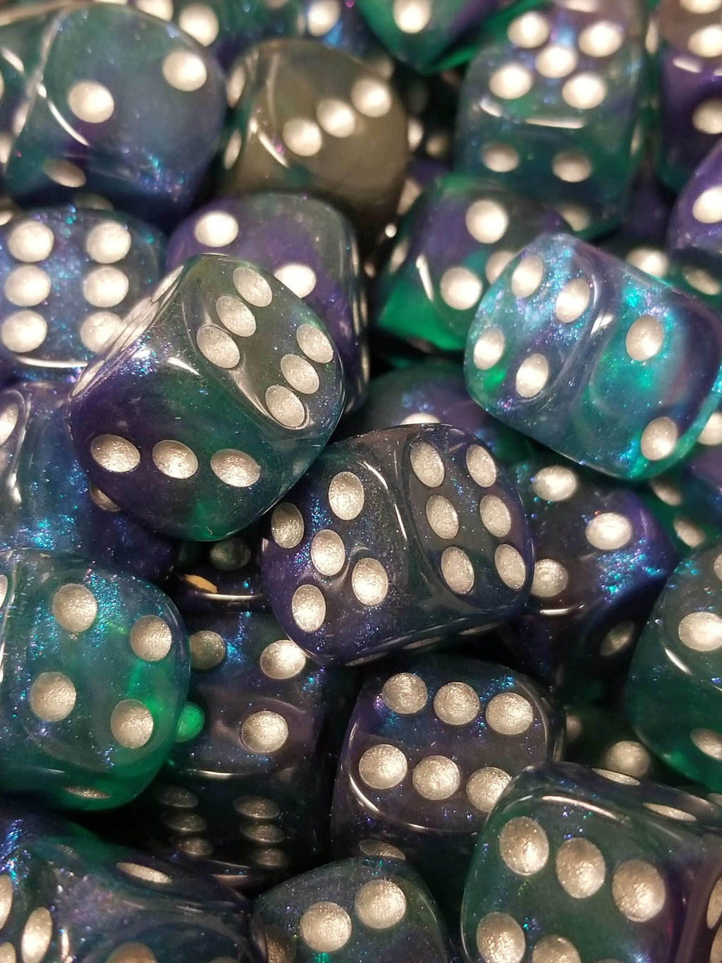 Blue & Green 16mm Glitter Pipped Dice - 