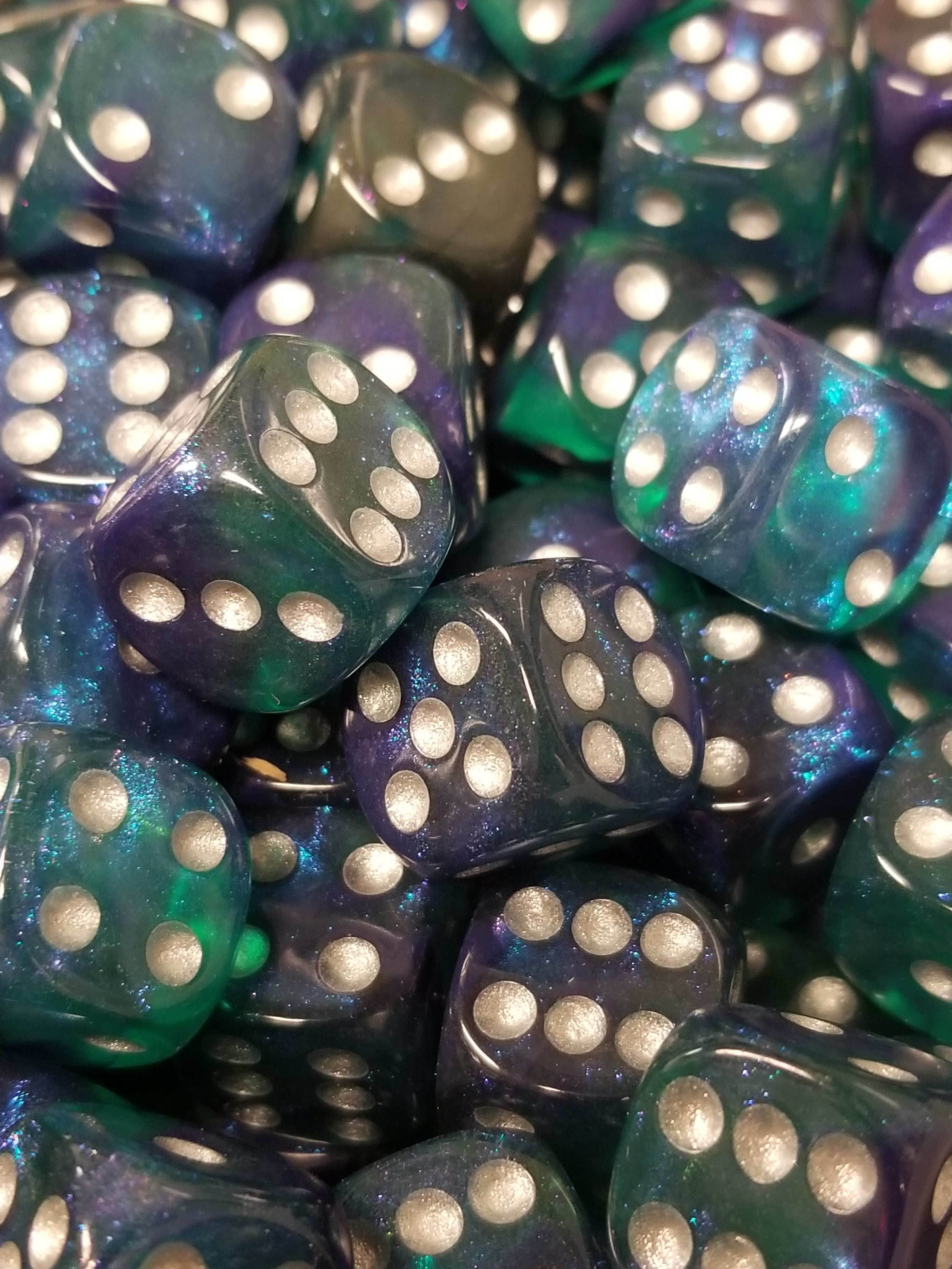 Blue & Green 16mm Glitter Pipped Dice - 