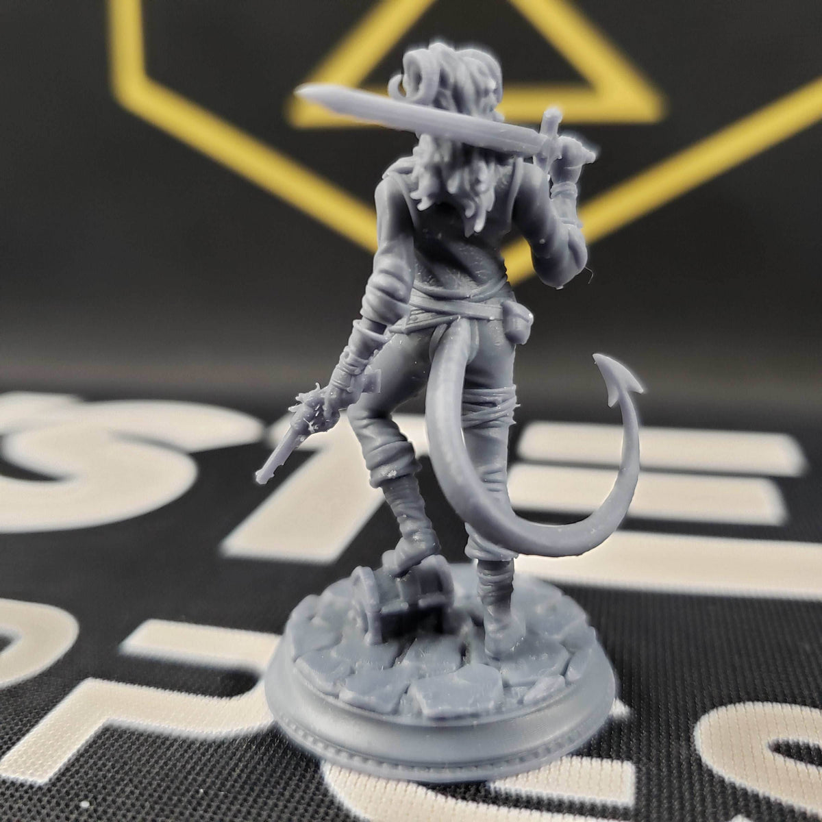 Syntheia the Daring (Female Tiefling Rogue Scoundrel) - 32mm Scale