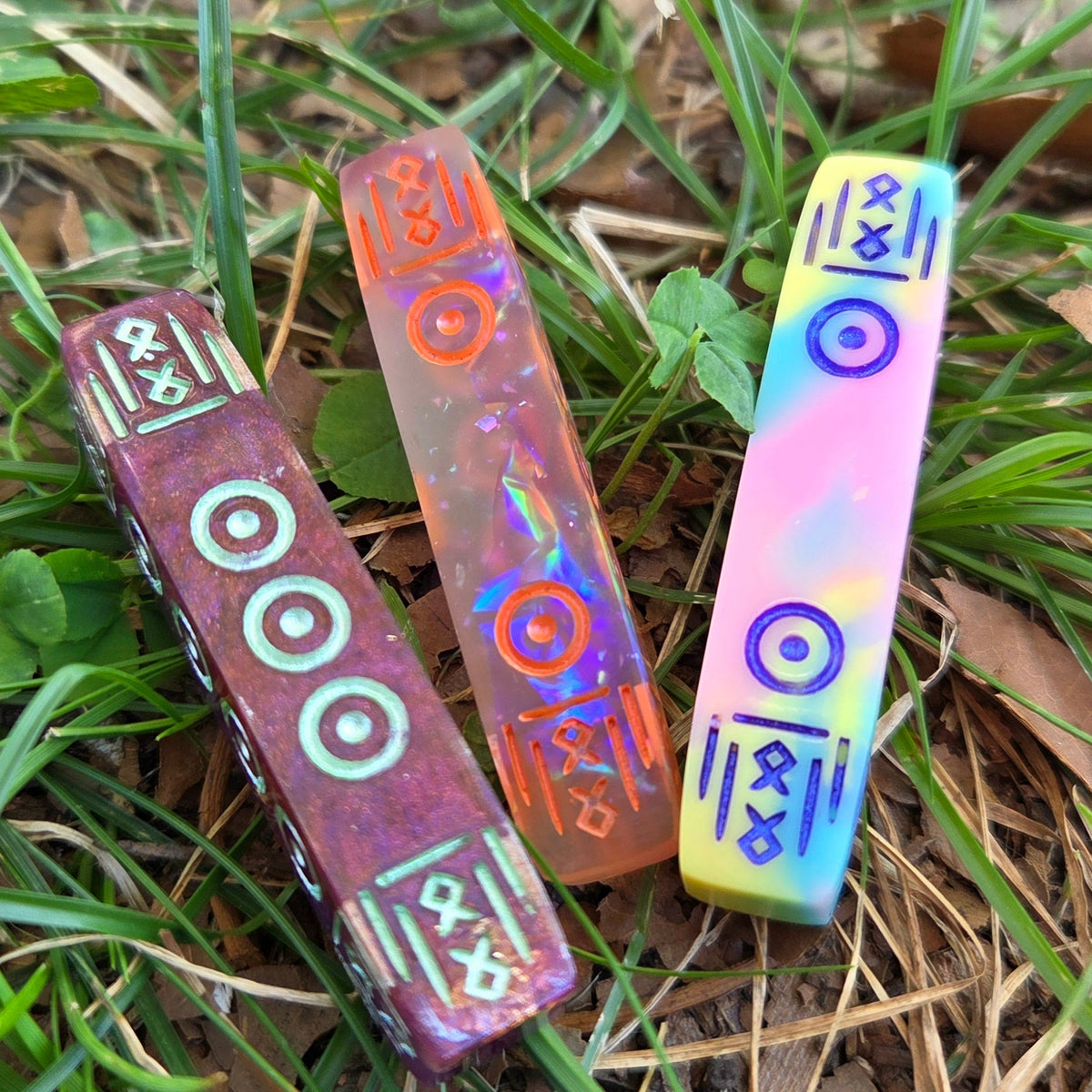 'Preserving History' Rainbow Colorshift Individual Handmade Resin Alternative Shaped Pipped Bar D4 Gaming Dice