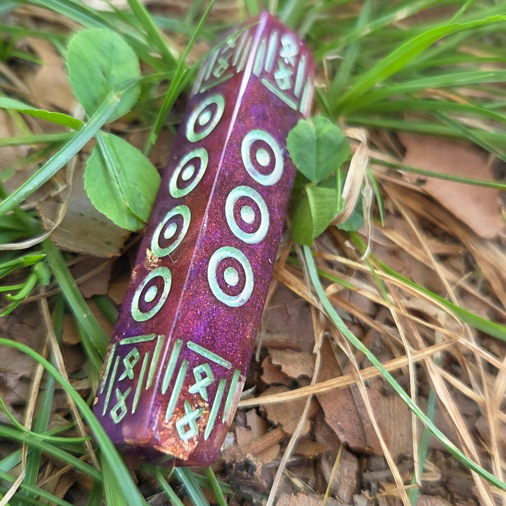 'Preserving History' Rainbow Colorshift Individual Handmade Resin Alternative Shaped Pipped Bar D4 Gaming Dice