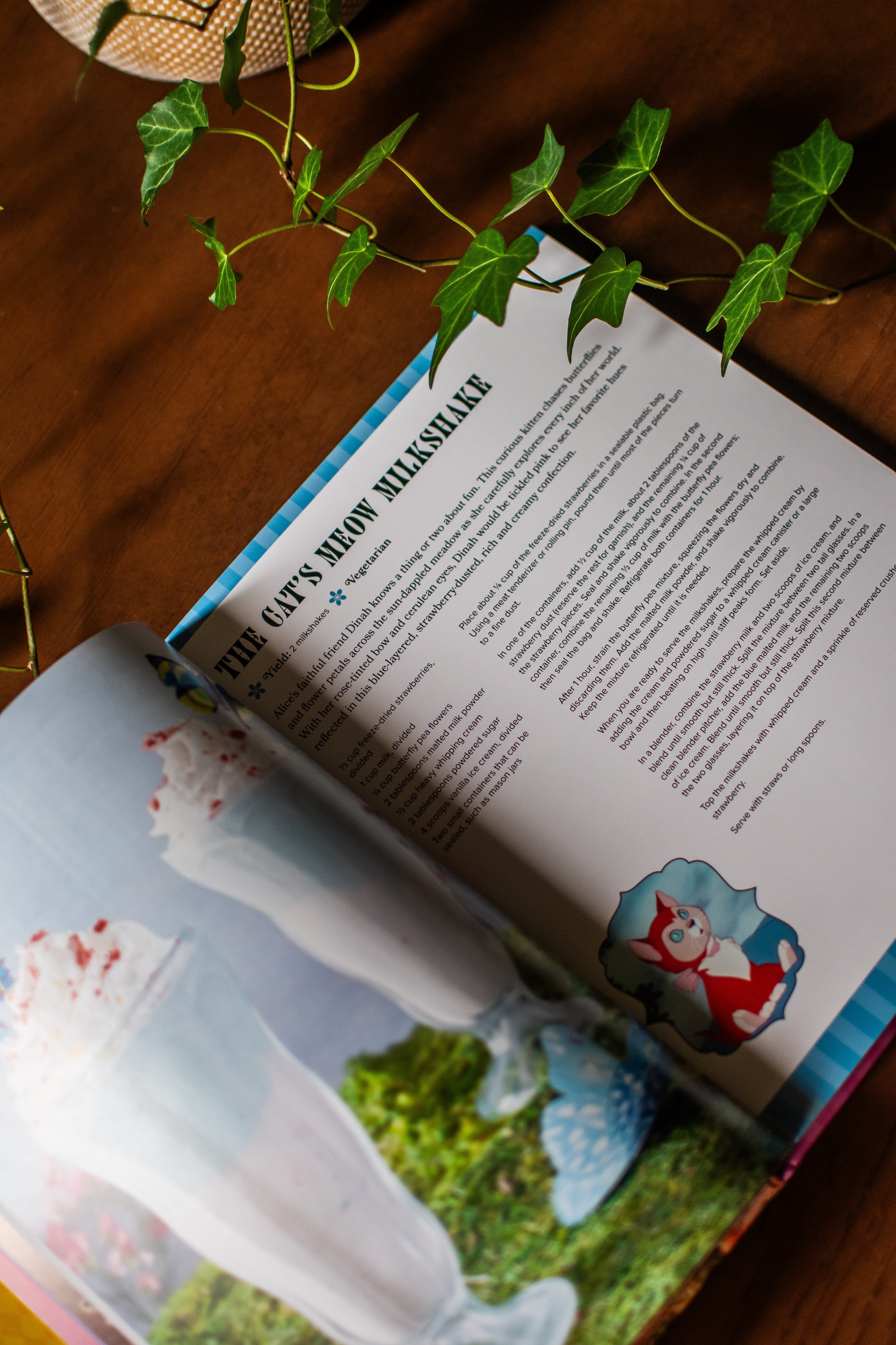 Alice in Wonderland: The Official Cookbook (Disney)