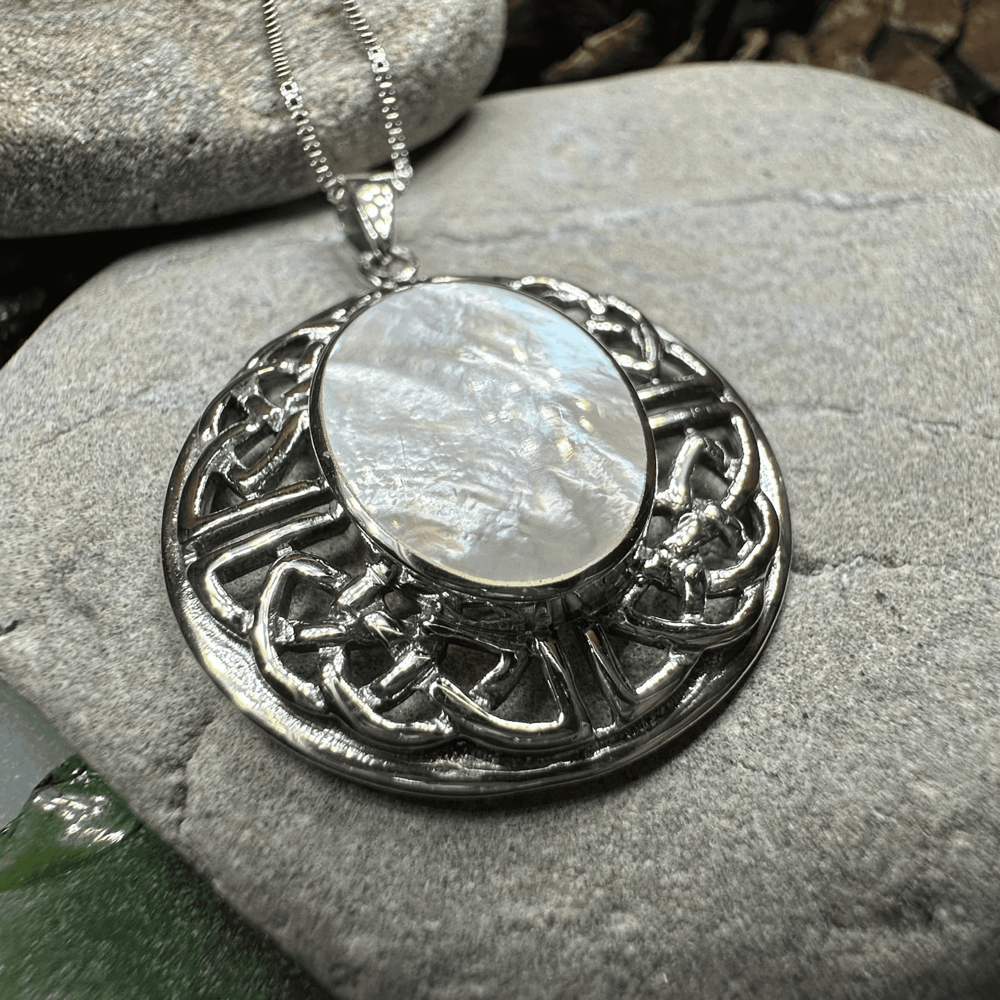 Mariot Celtic Knot Necklace - Abalone Shell / 18