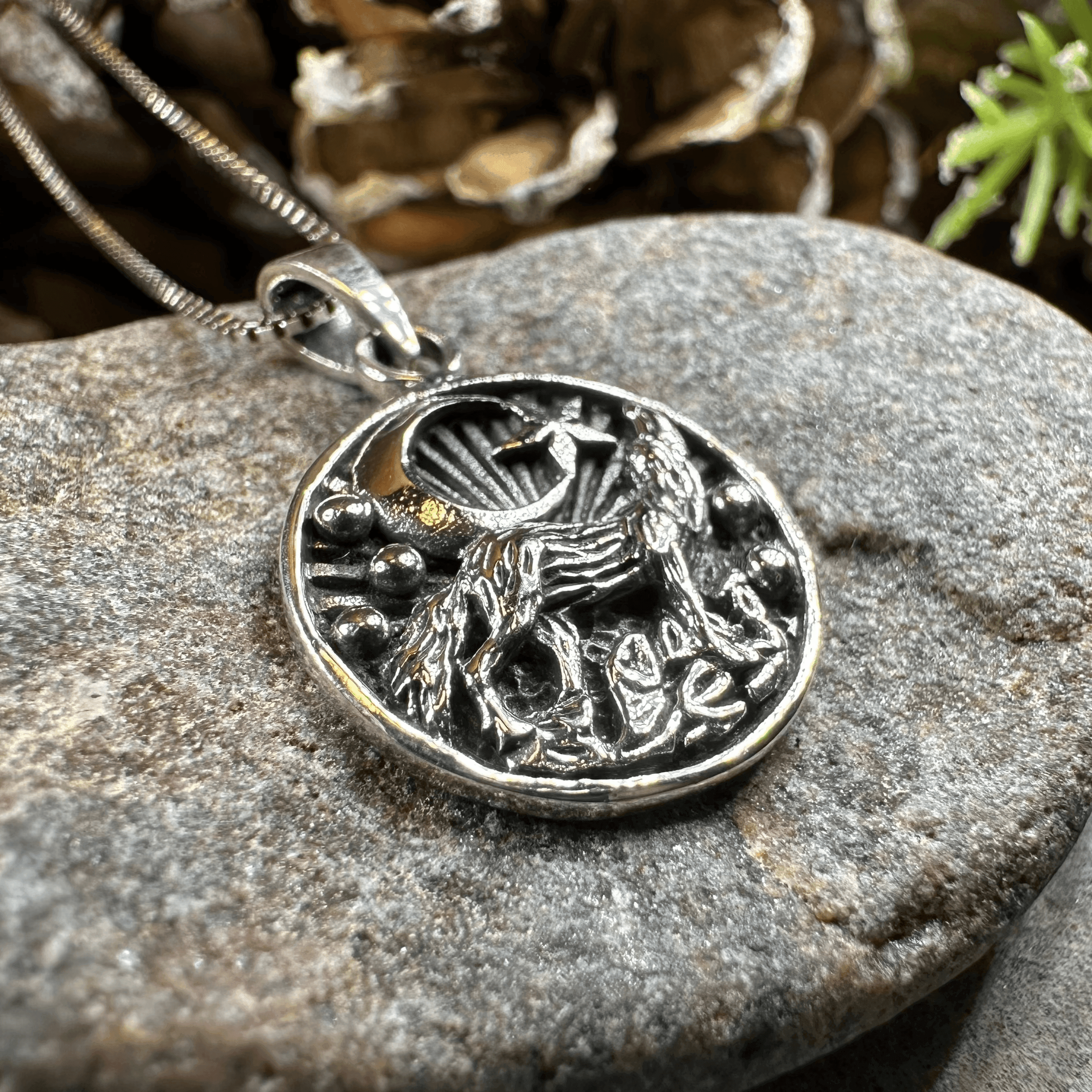 Oíche Wolf Necklace - 