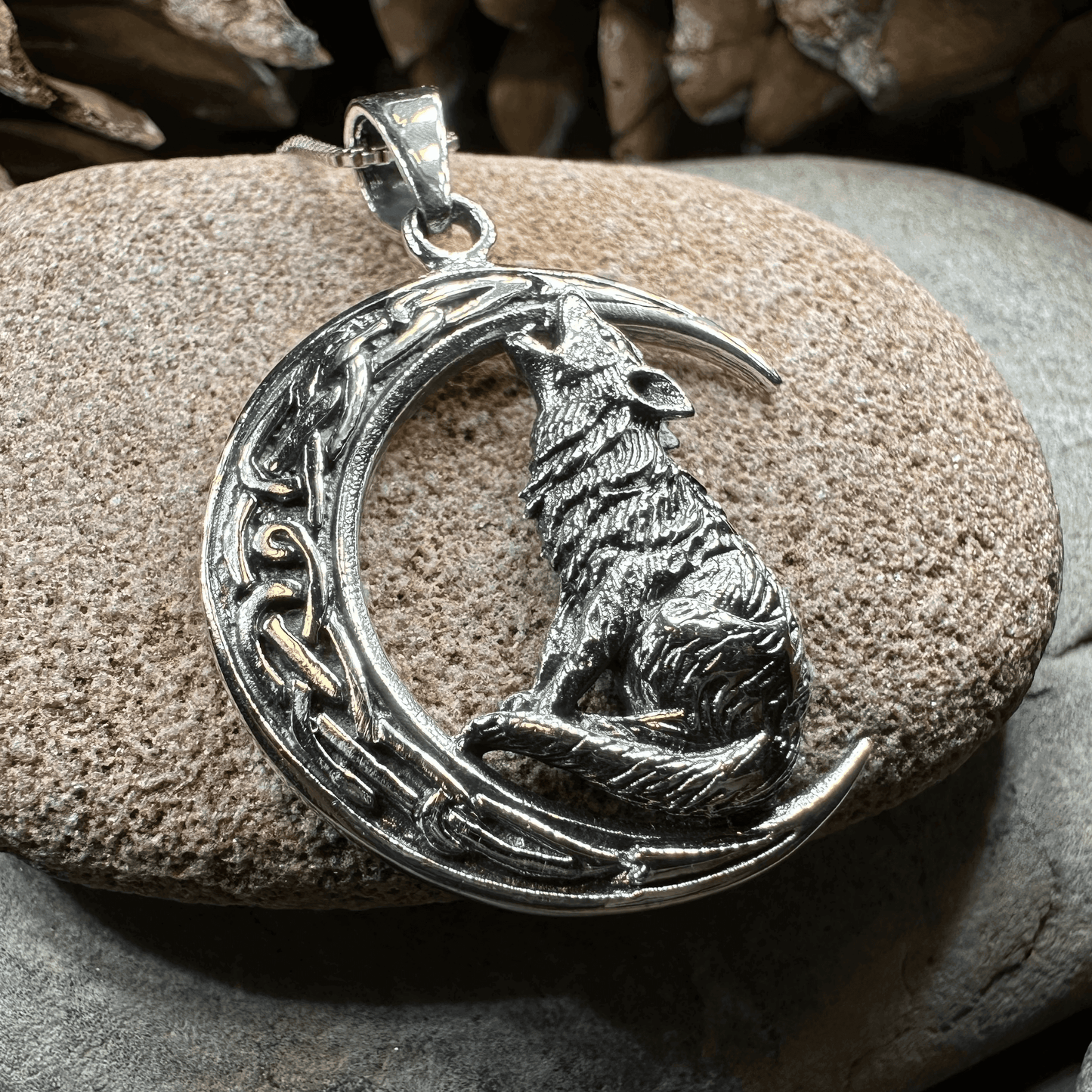Nocturn Wolf Moon Necklace - 18