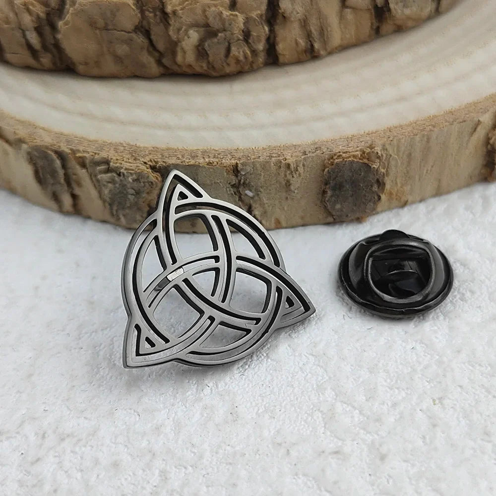 New round Celtic knot men's lapel pin, stainless steel gold-plated badge, black brooch for suit accessories, gift for father