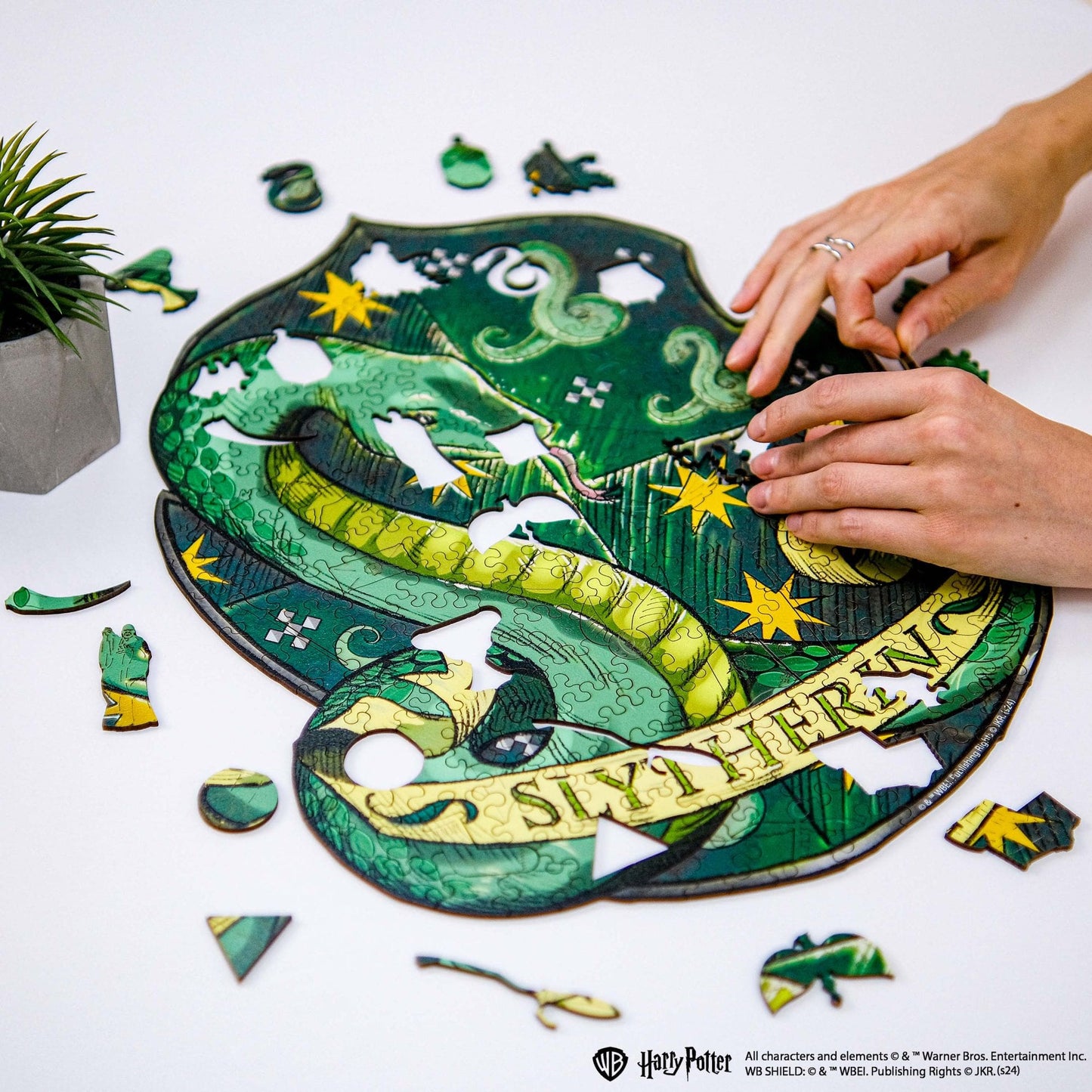 Wooden jigsaw puzzle Harry Potter Slytherin™ Gameplay