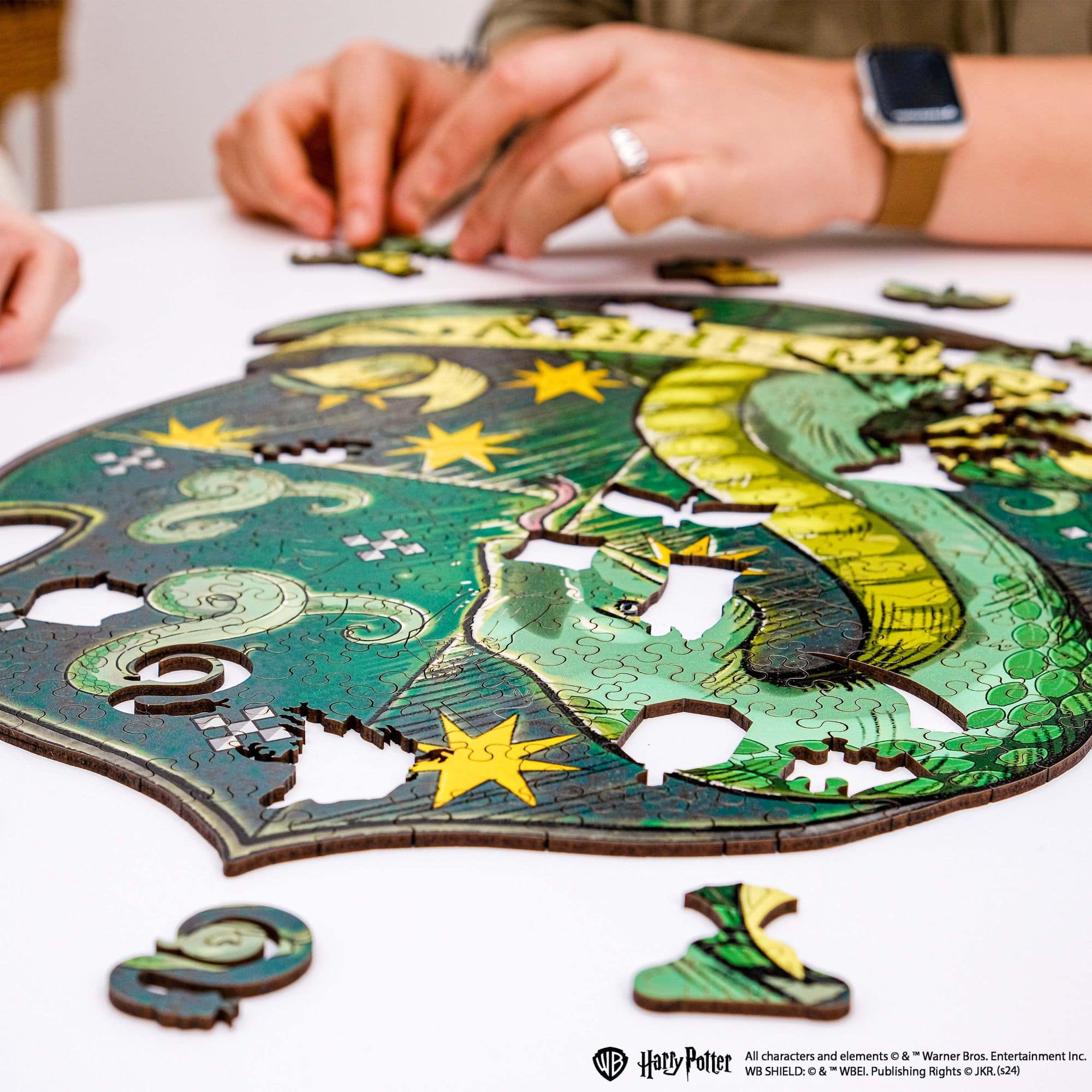 Wooden jigsaw puzzle Harry Potter Slytherin™ Gameplay