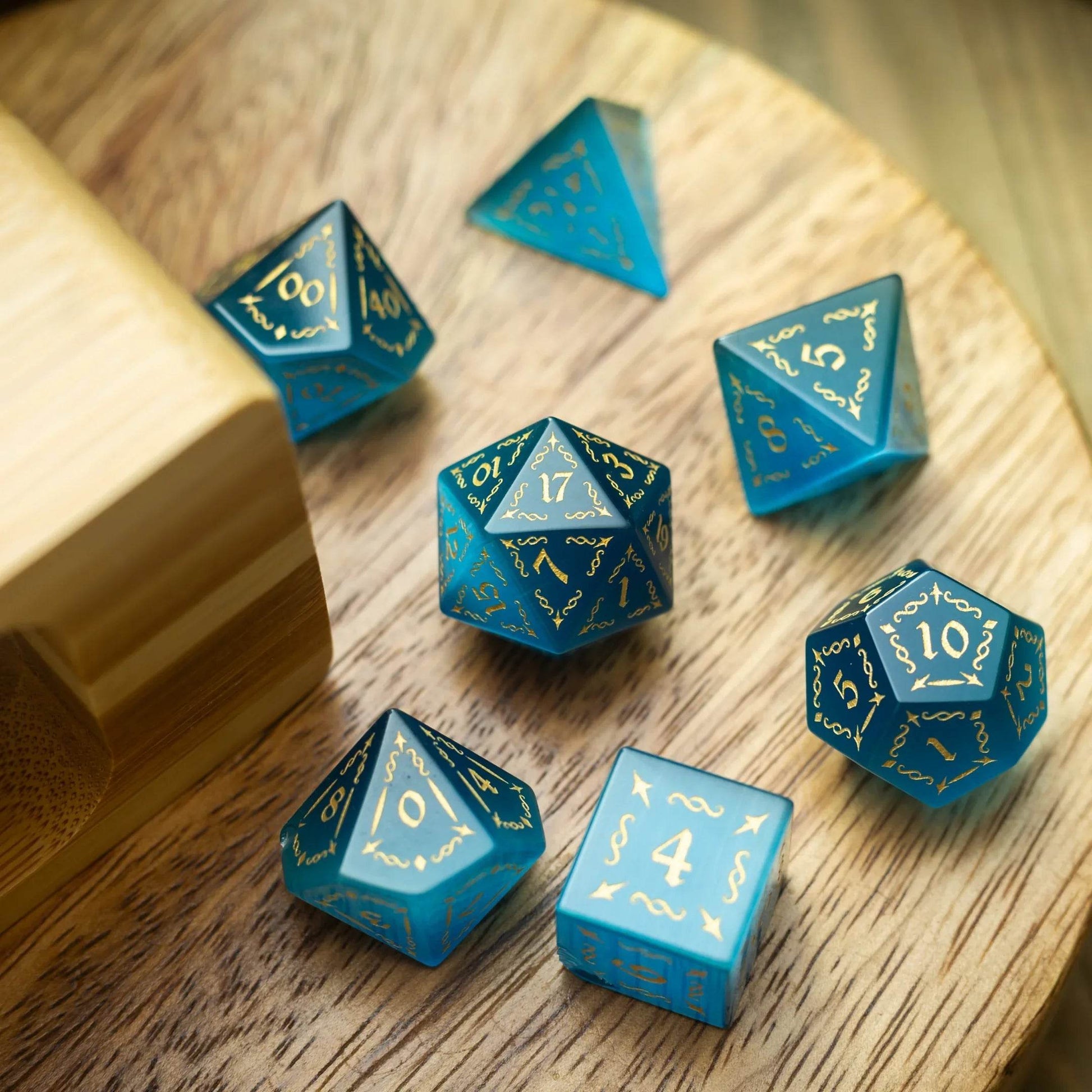 Vine Spike Gemstone Blue Cats Eye Stone DND Dice Set - Full Set And Free Dice Box