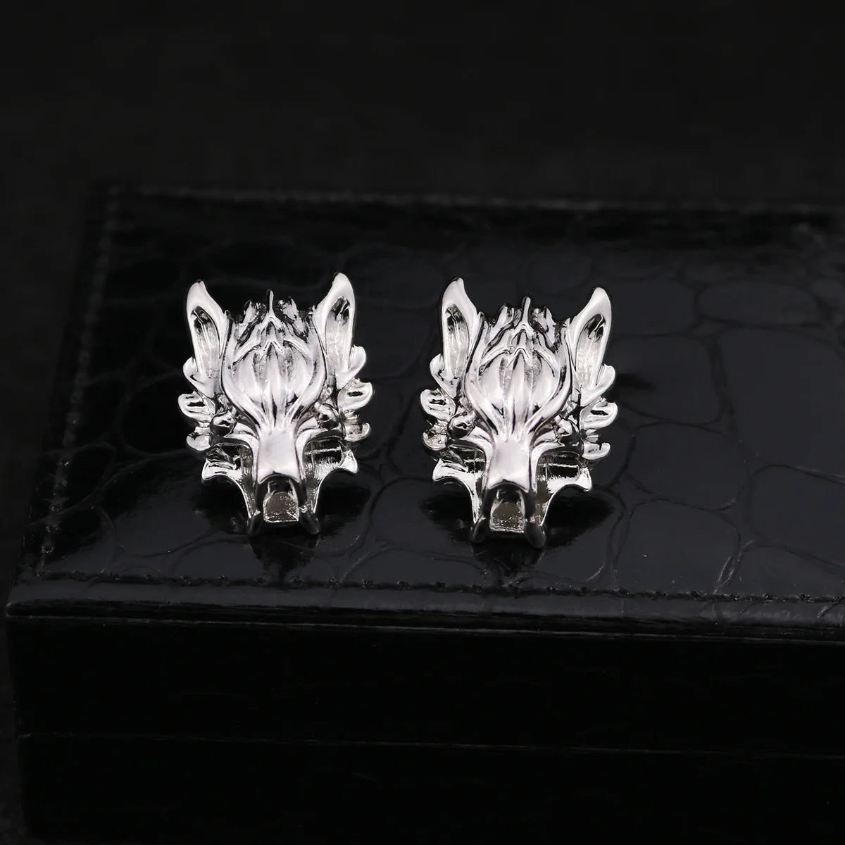 ASLSAW 1Pcs Chain Wolf Pin Brooches for Men's Suit Brooch Collar Decorated Wolf Head Shirt Accessories Tide Corsage Brooch Pins