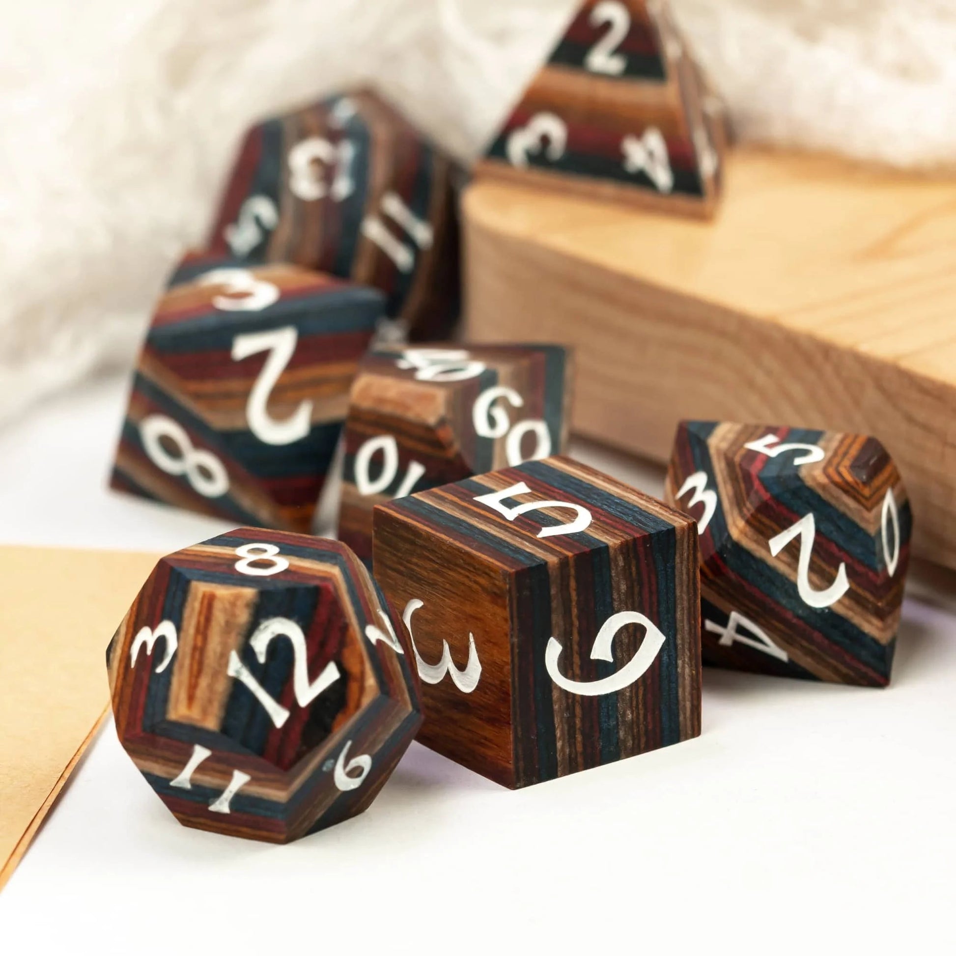 Cusdie 7Pcs Wooden Dice Set Unique Stripe D&D Dice D4 D6 D8 D10 D% D12 D20 Polyhedral Games Dice Set for Table Games RPG