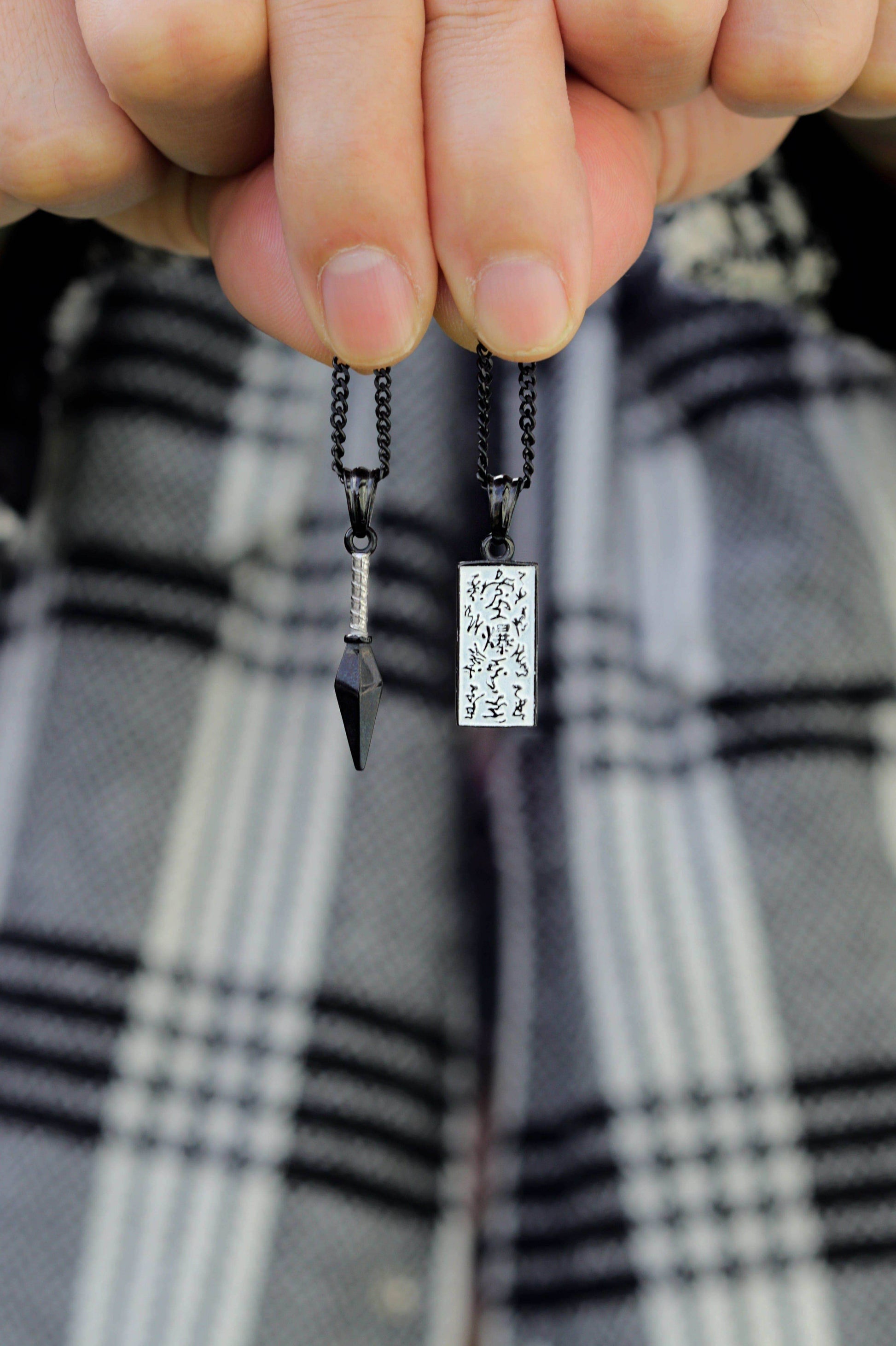 Naruto™ Paper Bomb Kunai Necklace - Black / Set - Kunai & Tag