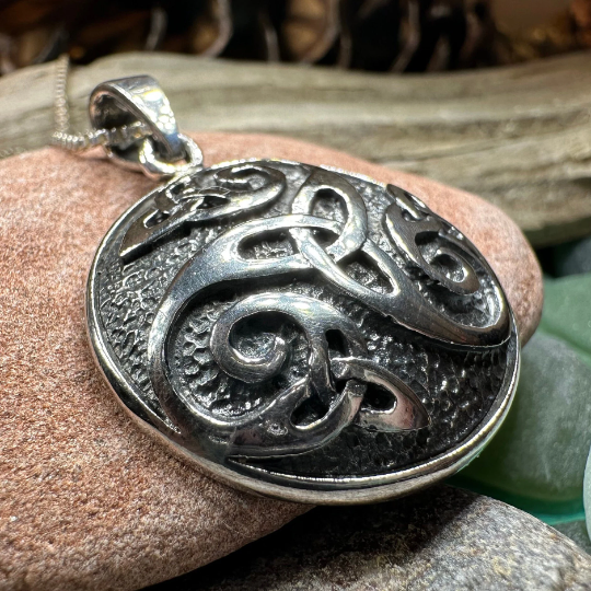 Mochán Celtic Knot Necklace
