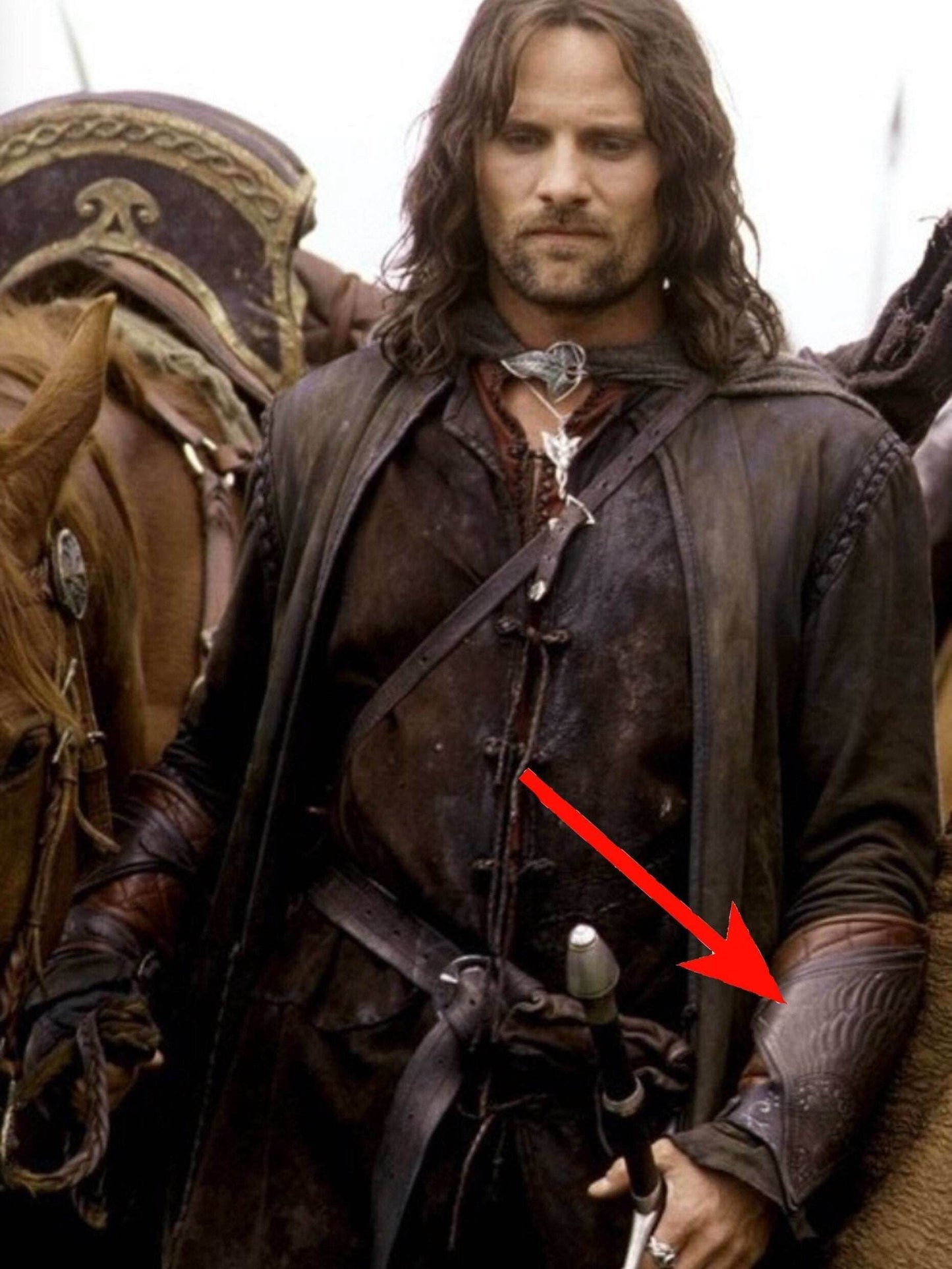 Aragorn's leather bracers (Lord of the Rings) - brown (as pictured) / For one hand