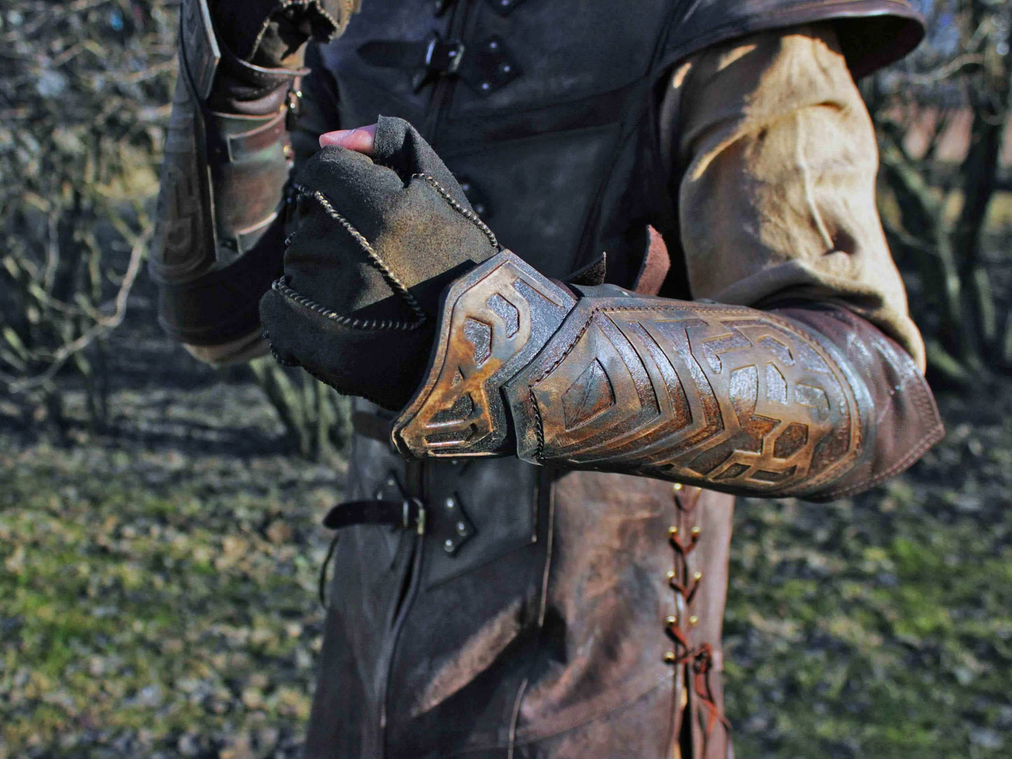 Thorin's leather bracers (Lord of the Rings) - brown (as pictured) / For one hand