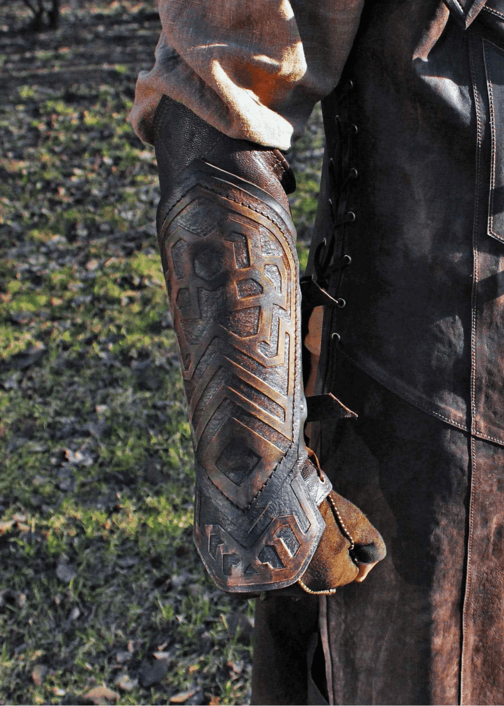 Thorin's leather bracers (Lord of the Rings) - brown (as pictured) / For one hand