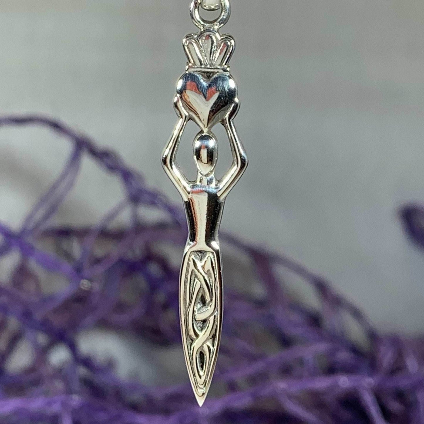 Danu Claddagh Necklace - 18