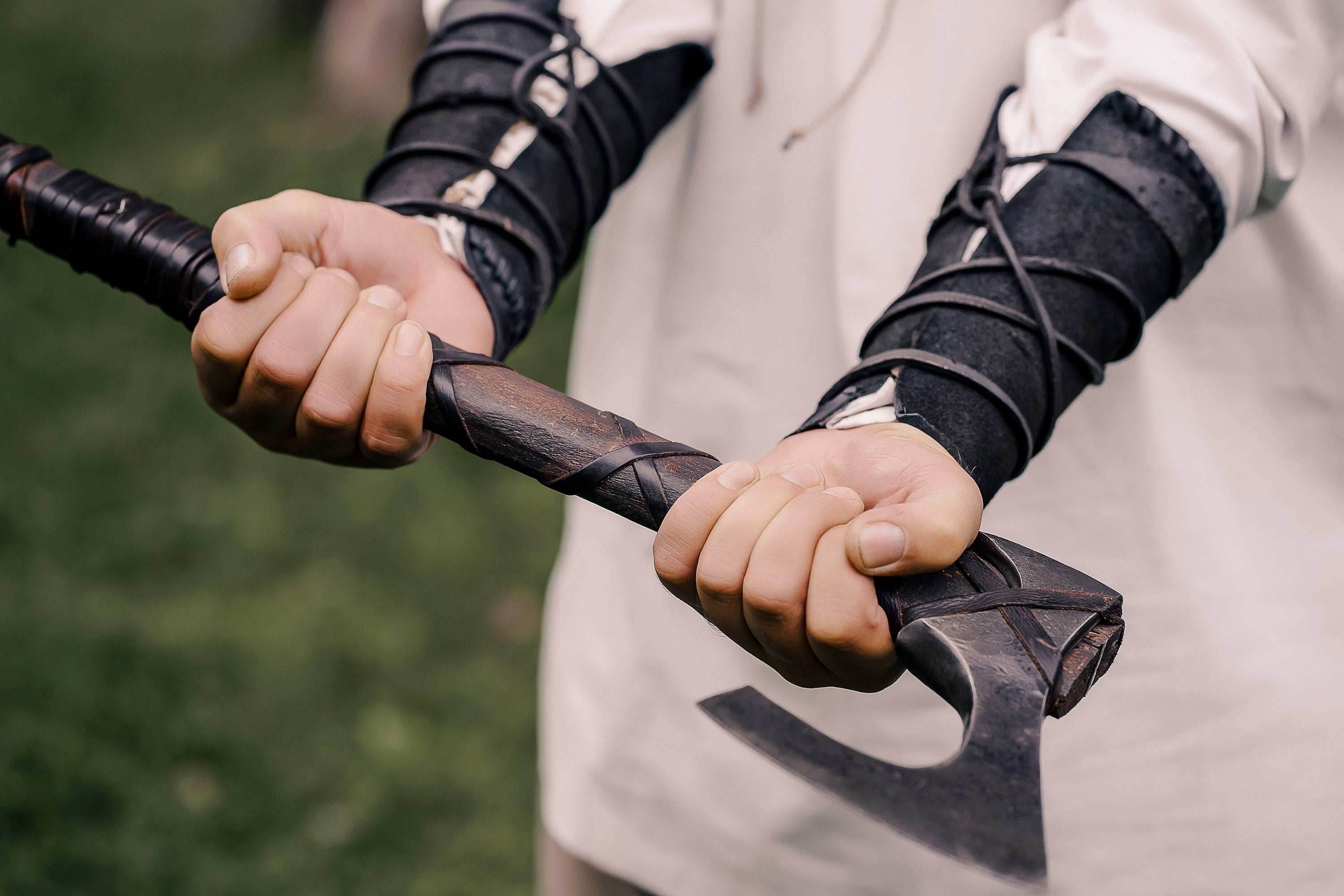 Viking leather bracers - For two hands / Black