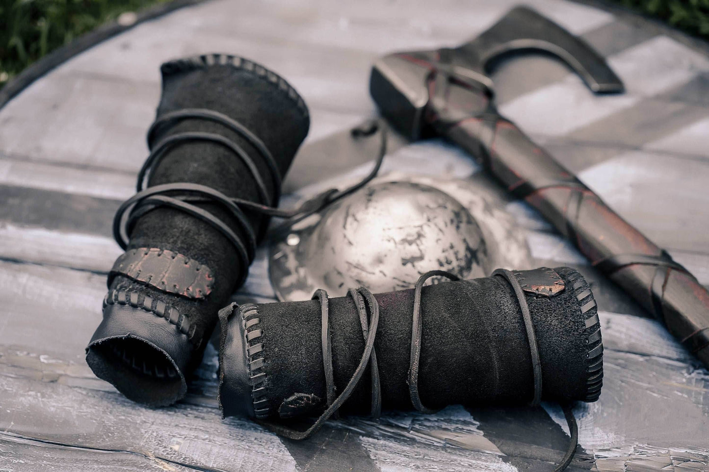 Viking leather bracers - For two hands / Black