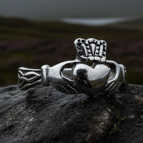 Fossa Claddagh Ring
