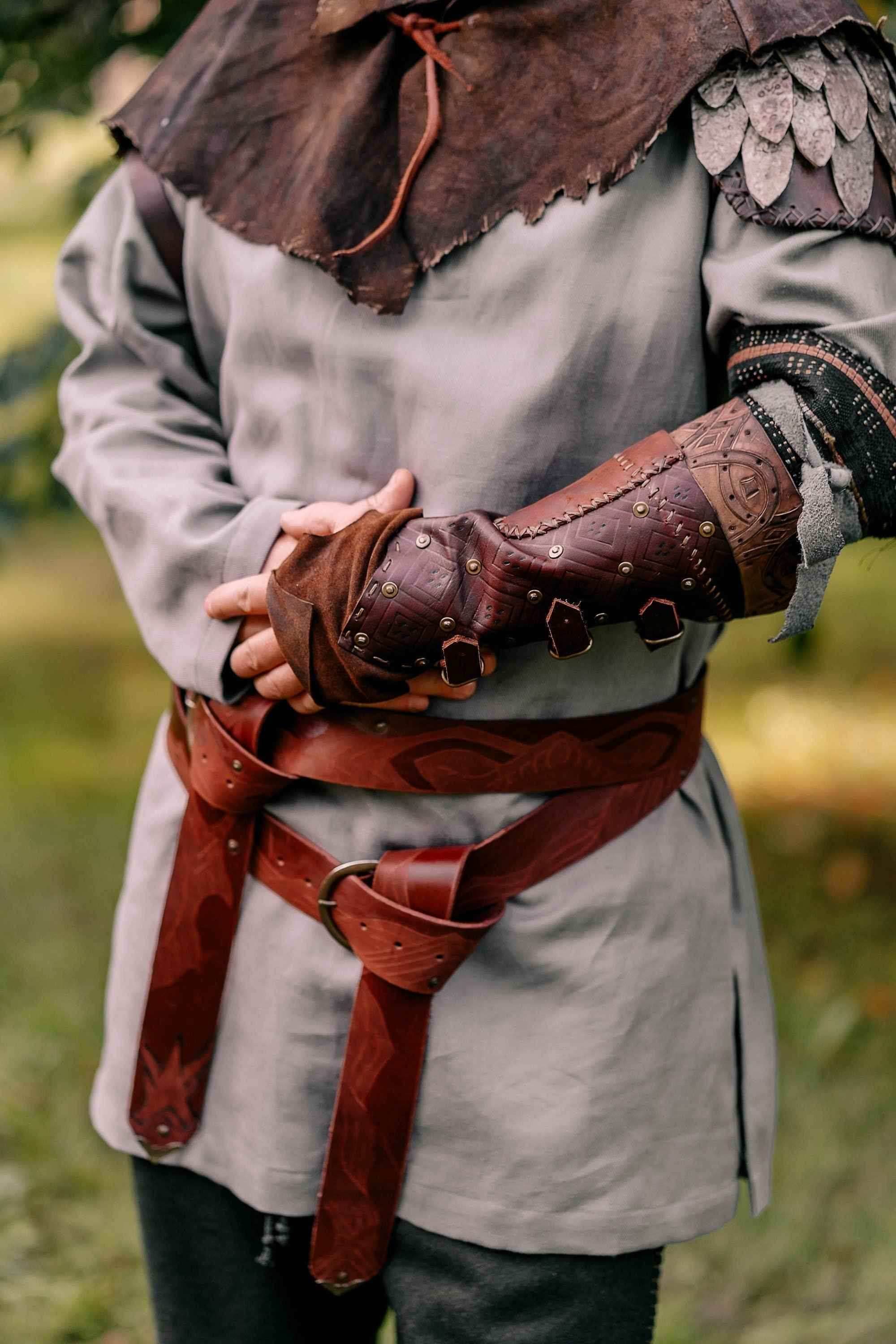 Robin Hood leather bracers - For two hands