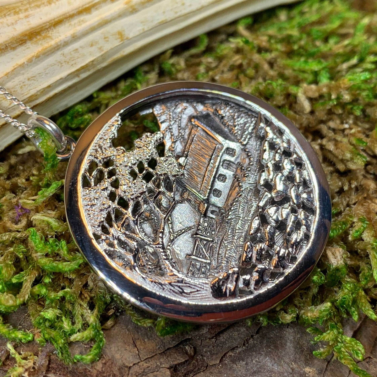 Quiet Man Irish Cottage Necklace - 18