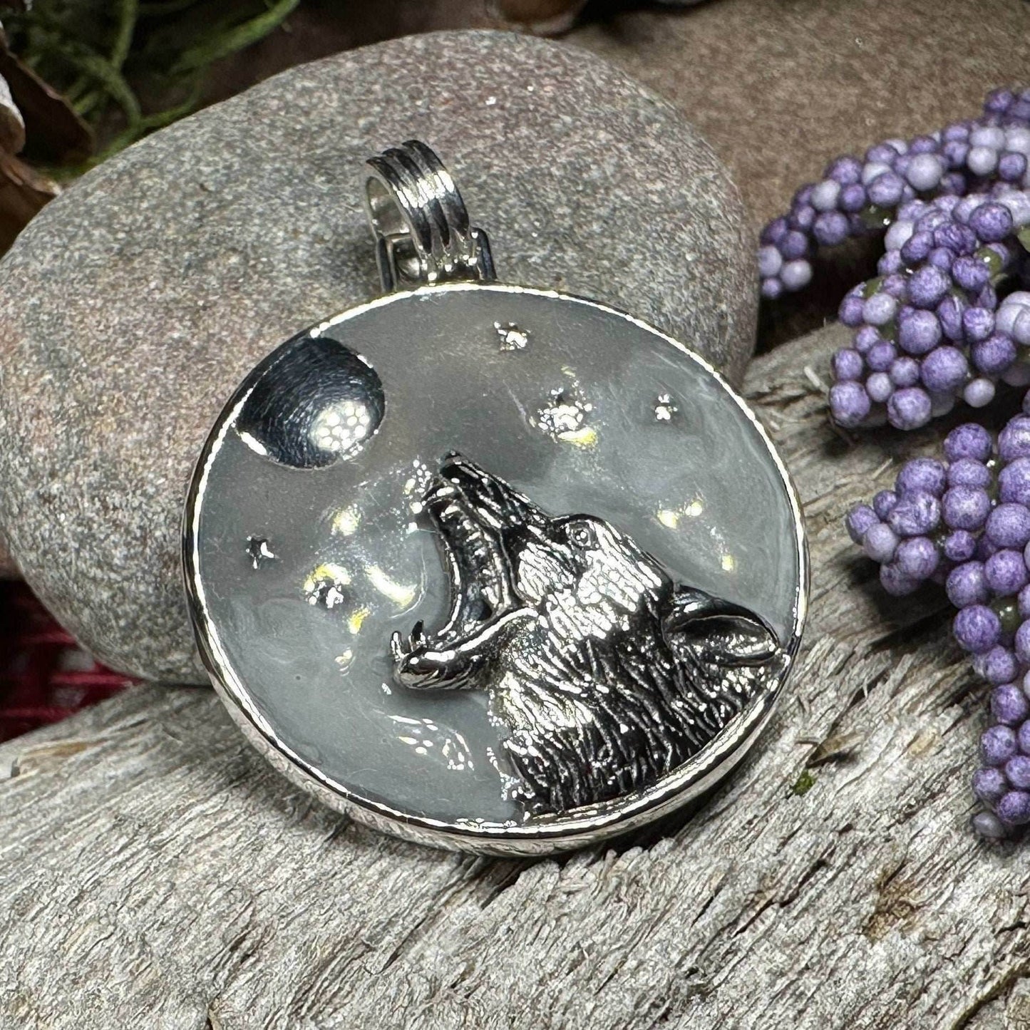 Midnight Wolf Necklace - 18