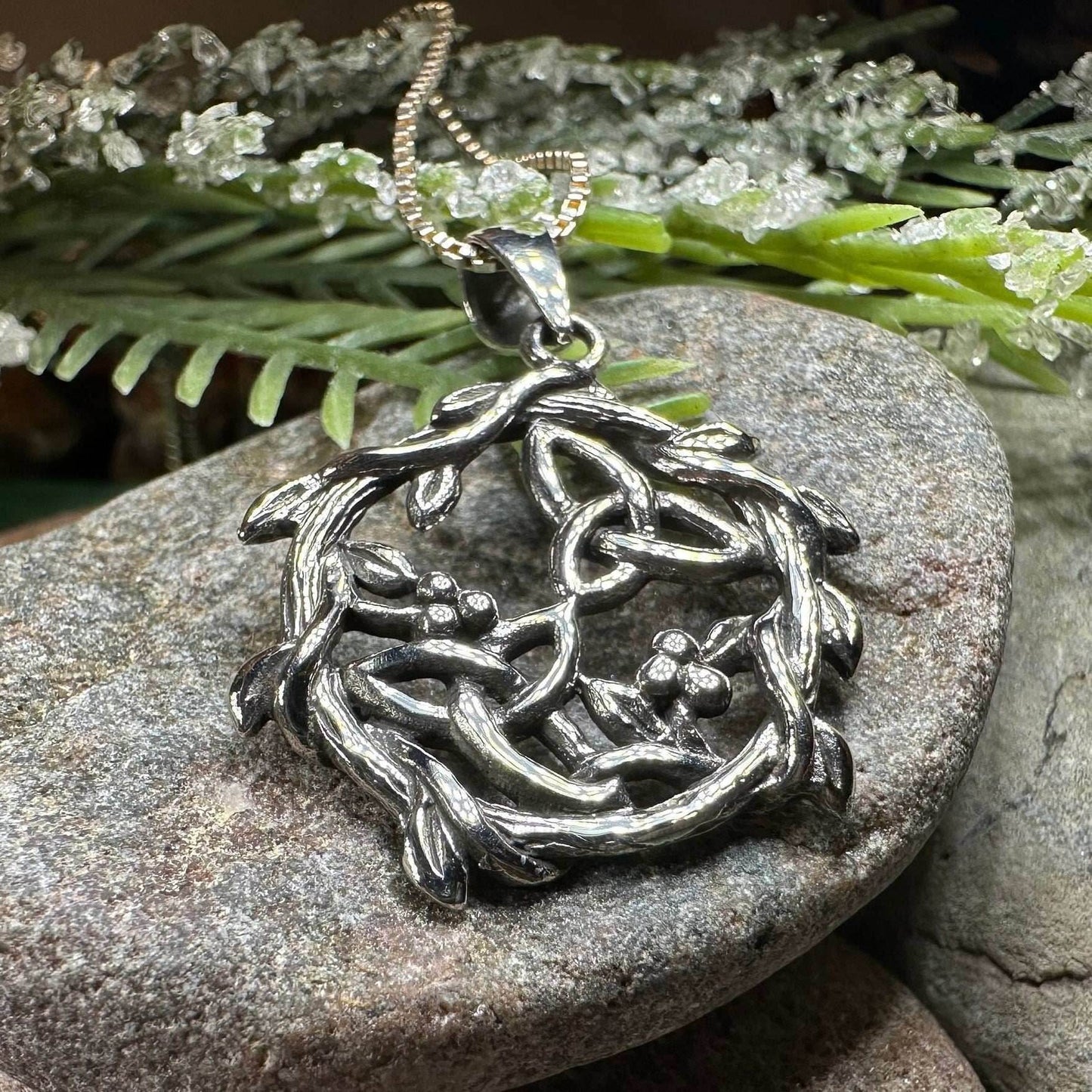 Mistletoe Trinity Knot Necklace - 18