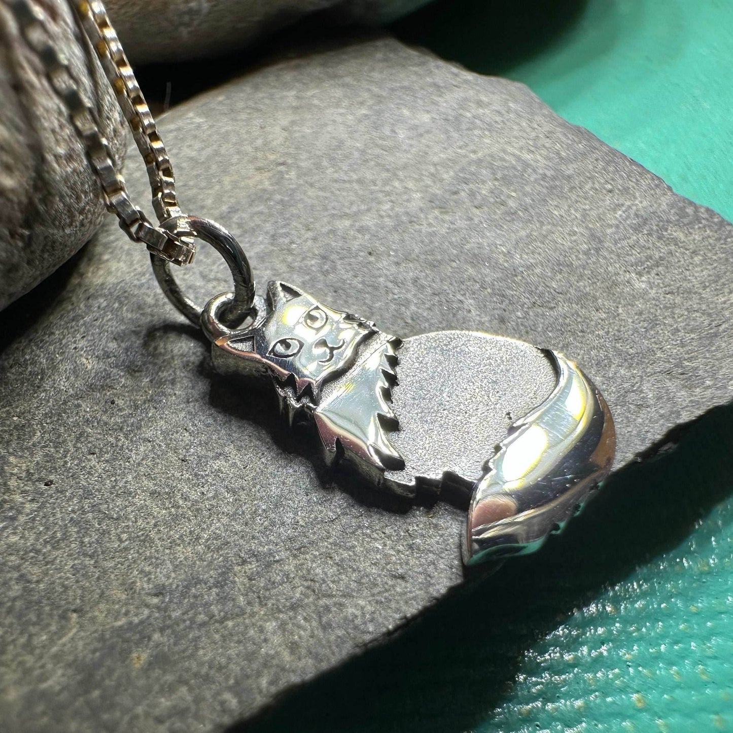 Shaggy Petite Cat Necklace - 18