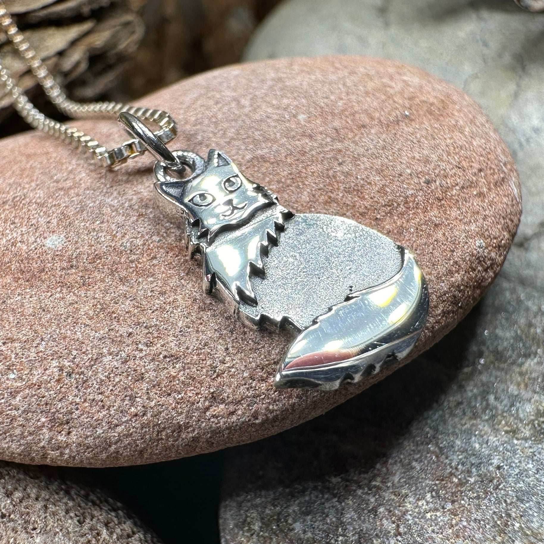 Shaggy Petite Cat Necklace - 18