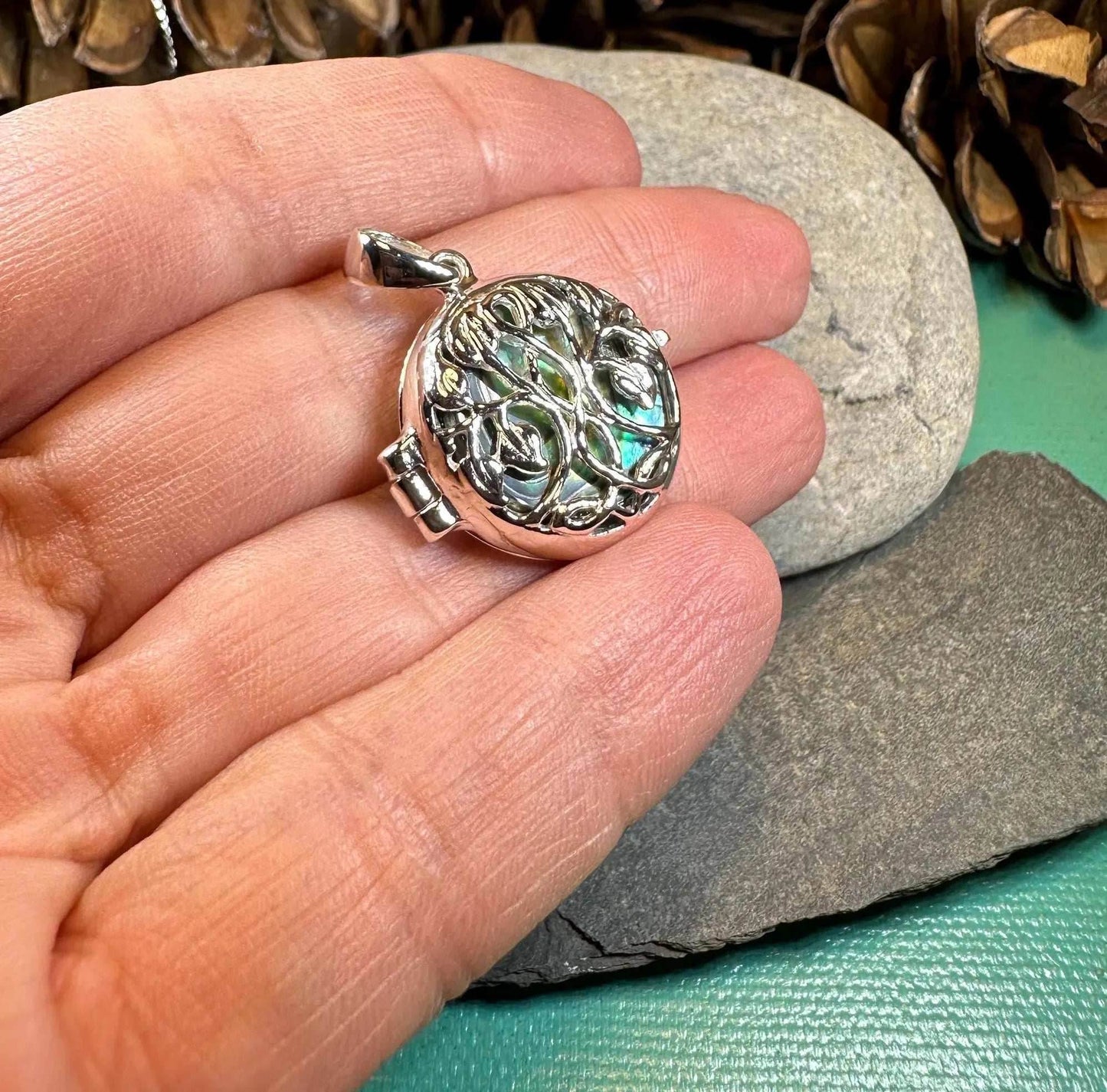 Ceangailte Celtic Tree Locket Necklace - 18 / Mother of pearl
