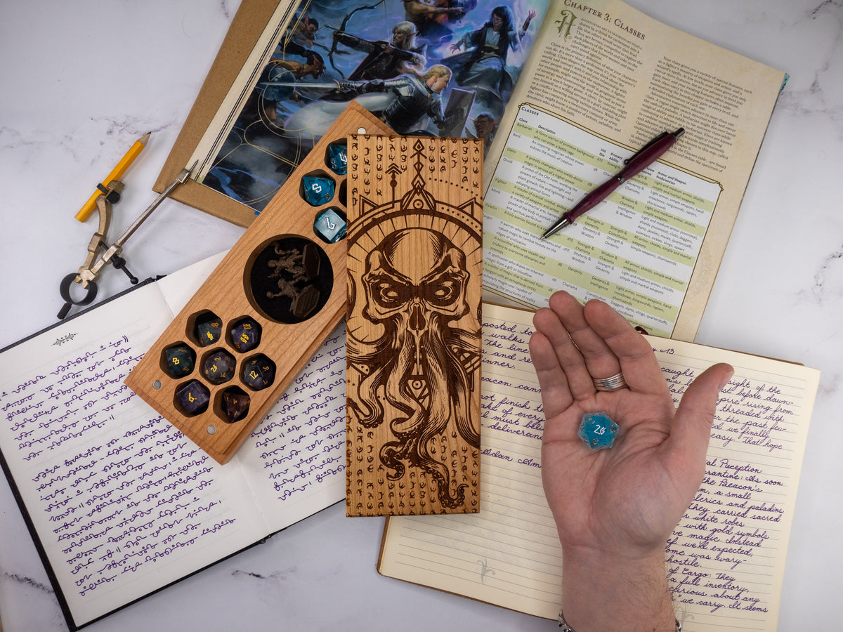 Cthulhu Rising | Engraved Dual Hex Dice Vault