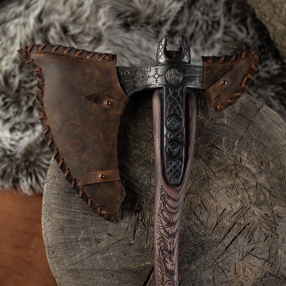 Real Leviathan axe with Glow-in-the-Dar Runes