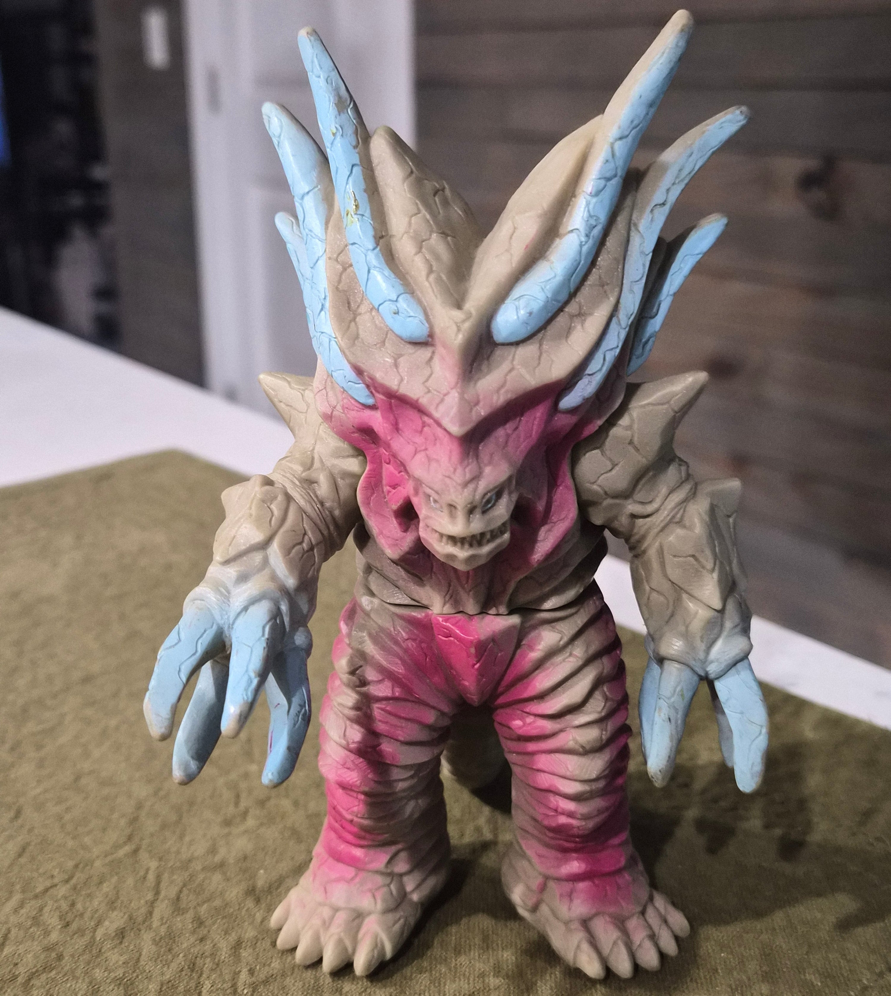 Bandai Evolu Kaiju Figure – 1996 – Ultraman Tiga Ultra Monster Series – 6.5" Sofubi